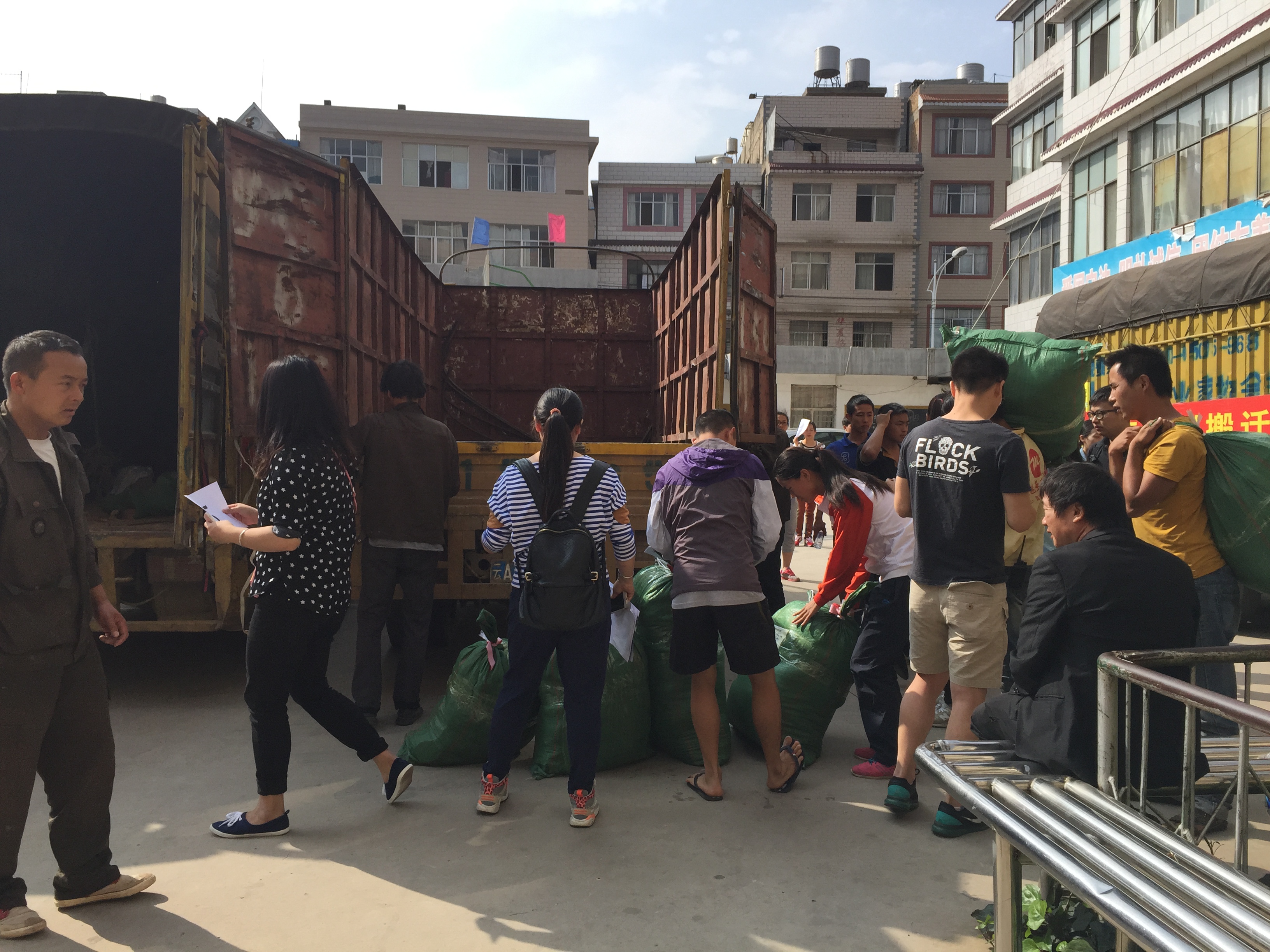图为装载学生物品的第一辆车 图为装载学生物品的第一辆车